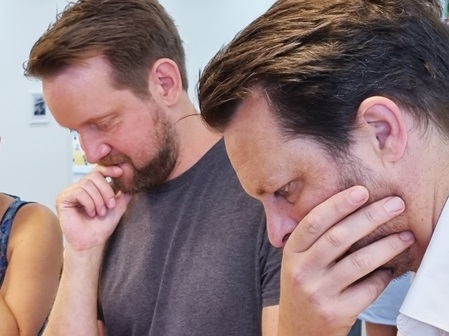 Zwei Männer mit Bart beim Denken