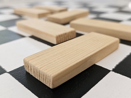 Holzklötze auf einem Schachbrett